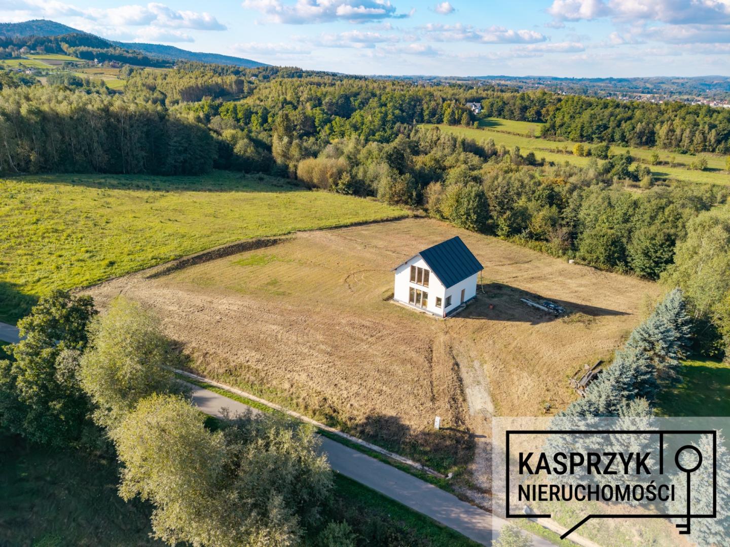 Na sprzedaż duża działka z domem niskoenergetycznym.