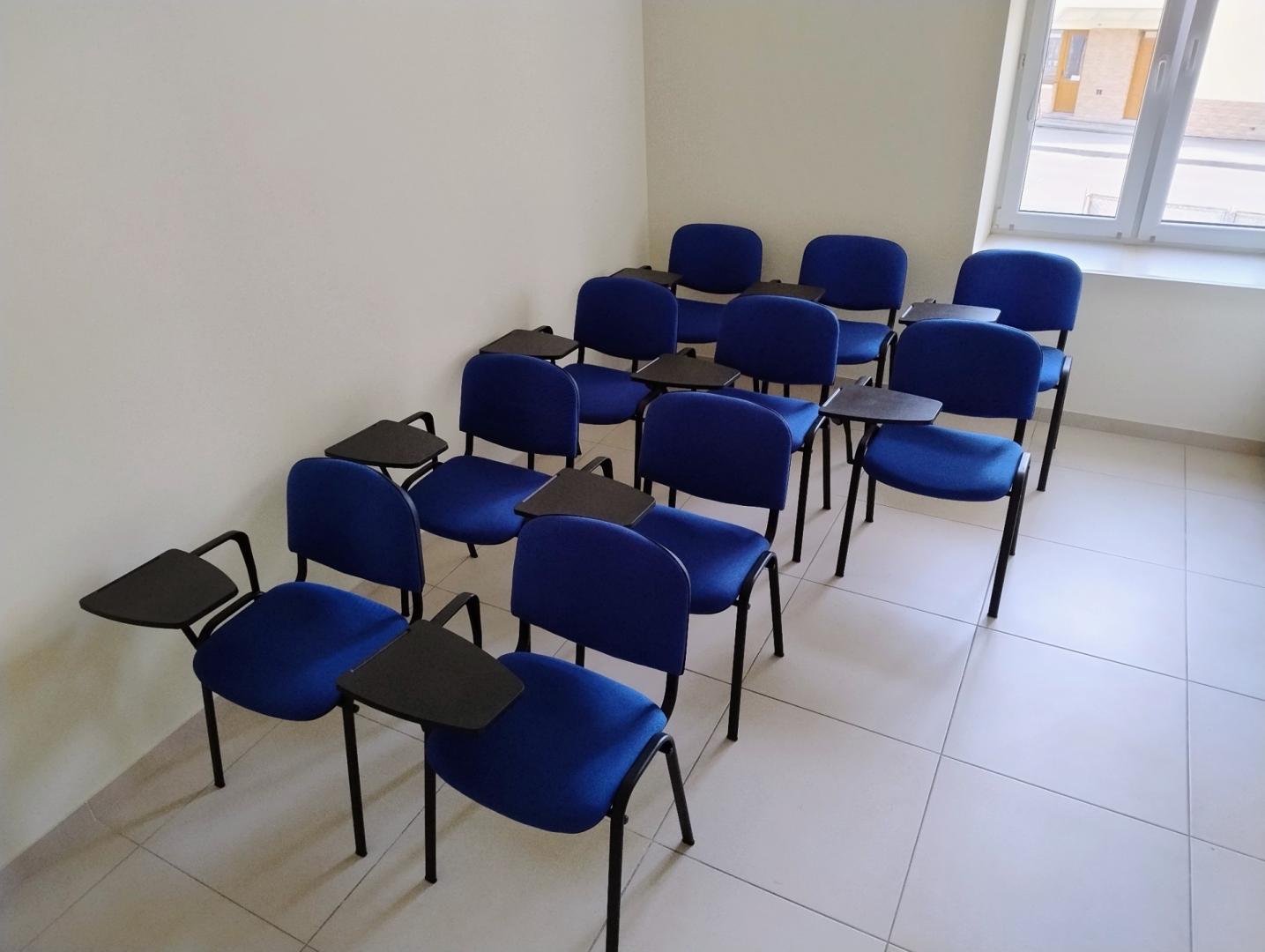 Krzesła konferencyjne niebieskie (10 szt.) z pulpitem do pisania