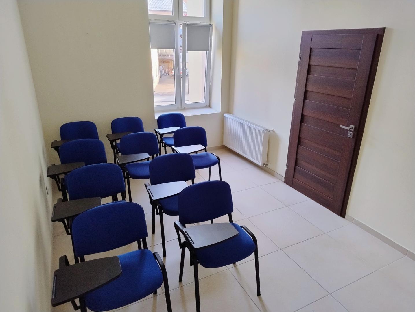 Krzesła konferencyjne niebieskie (10 szt.) z pulpitem do pisania