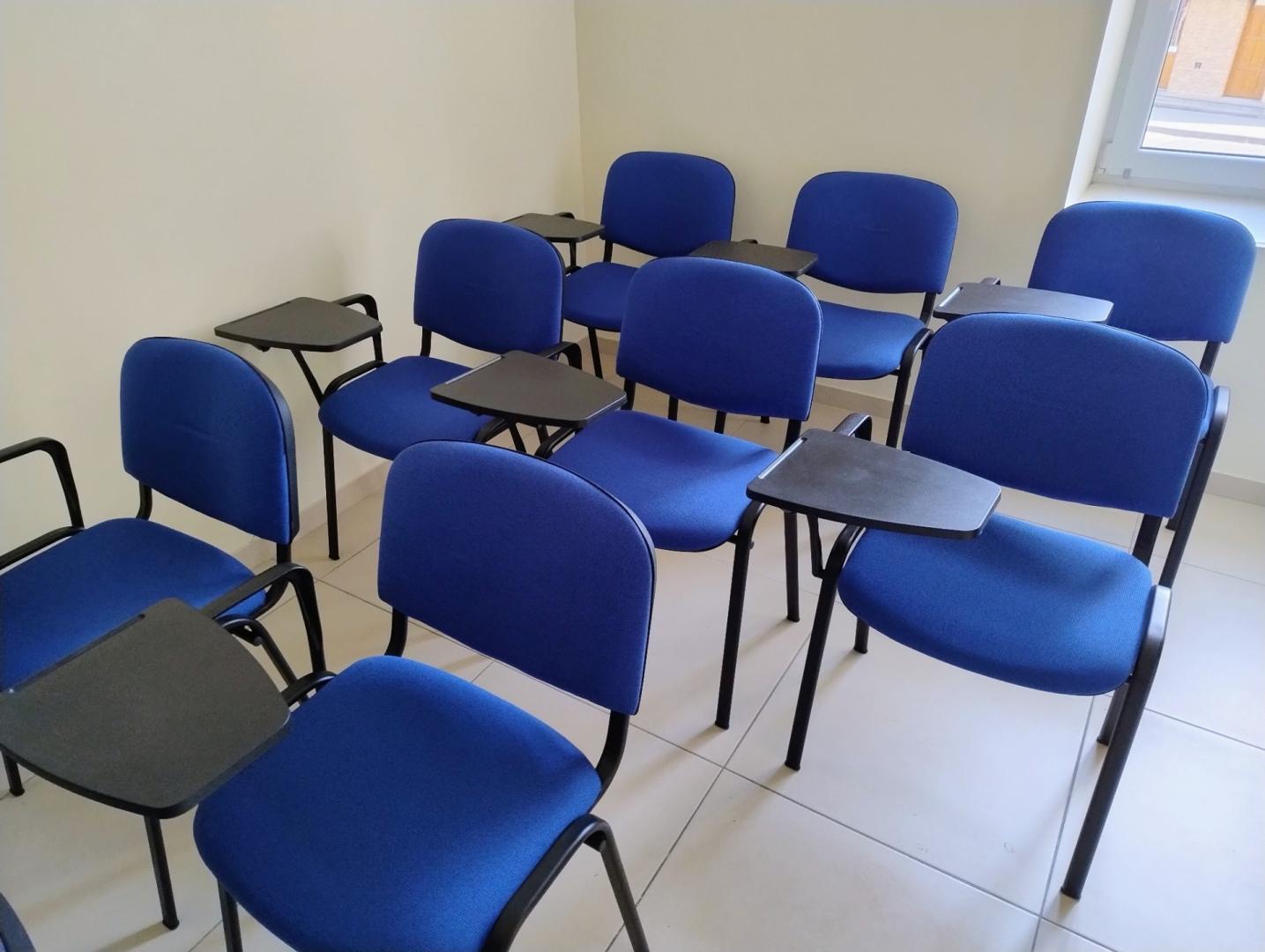 Krzesła konferencyjne niebieskie (10 szt.) z pulpitem do pisania