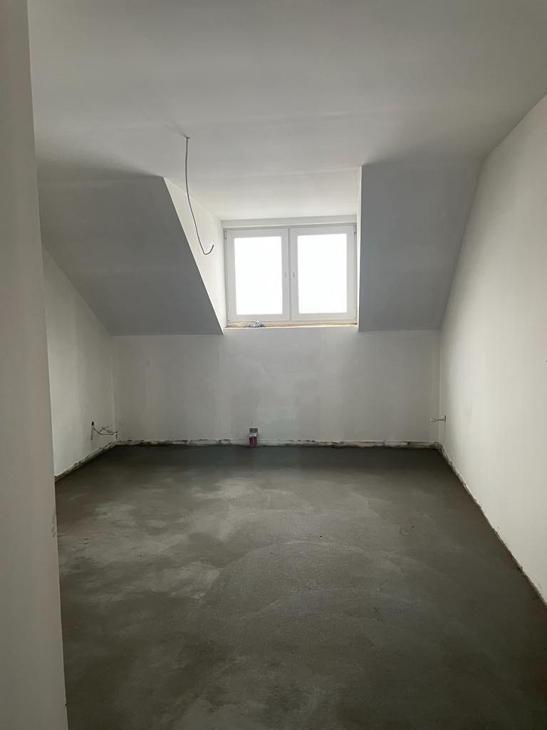 Lokal mieszkalny (9) w centrum Jasła, II piętro, 80,22 m.kw. + piwnica