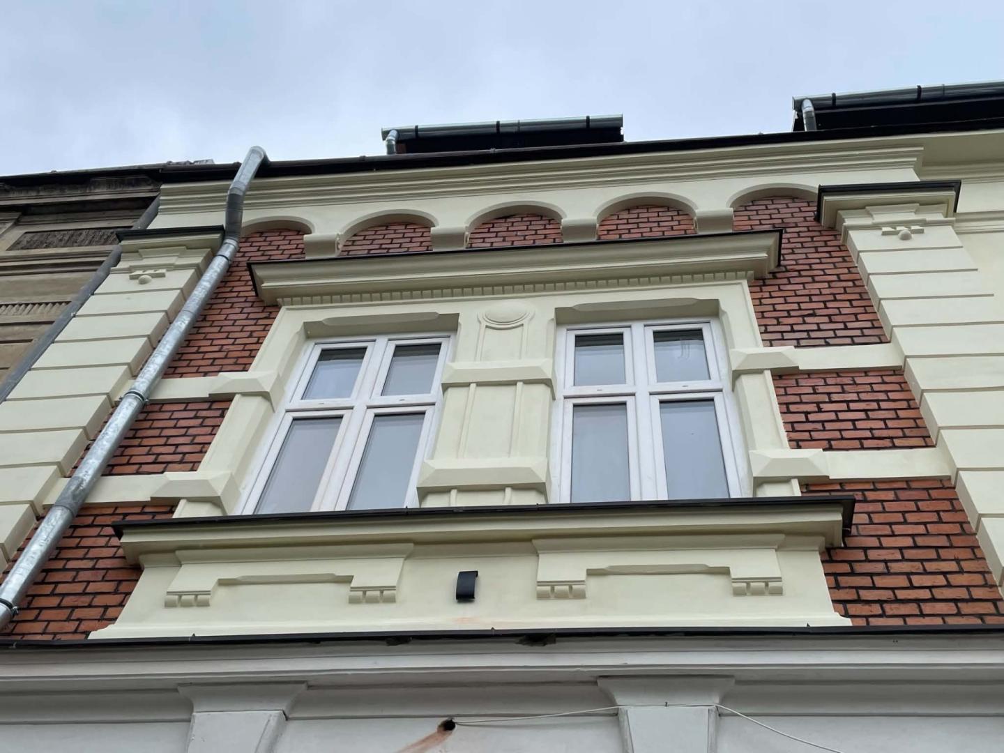 Lokal mieszkalny (9) w centrum Jasła, II piętro, 80,22 m.kw. + piwnica