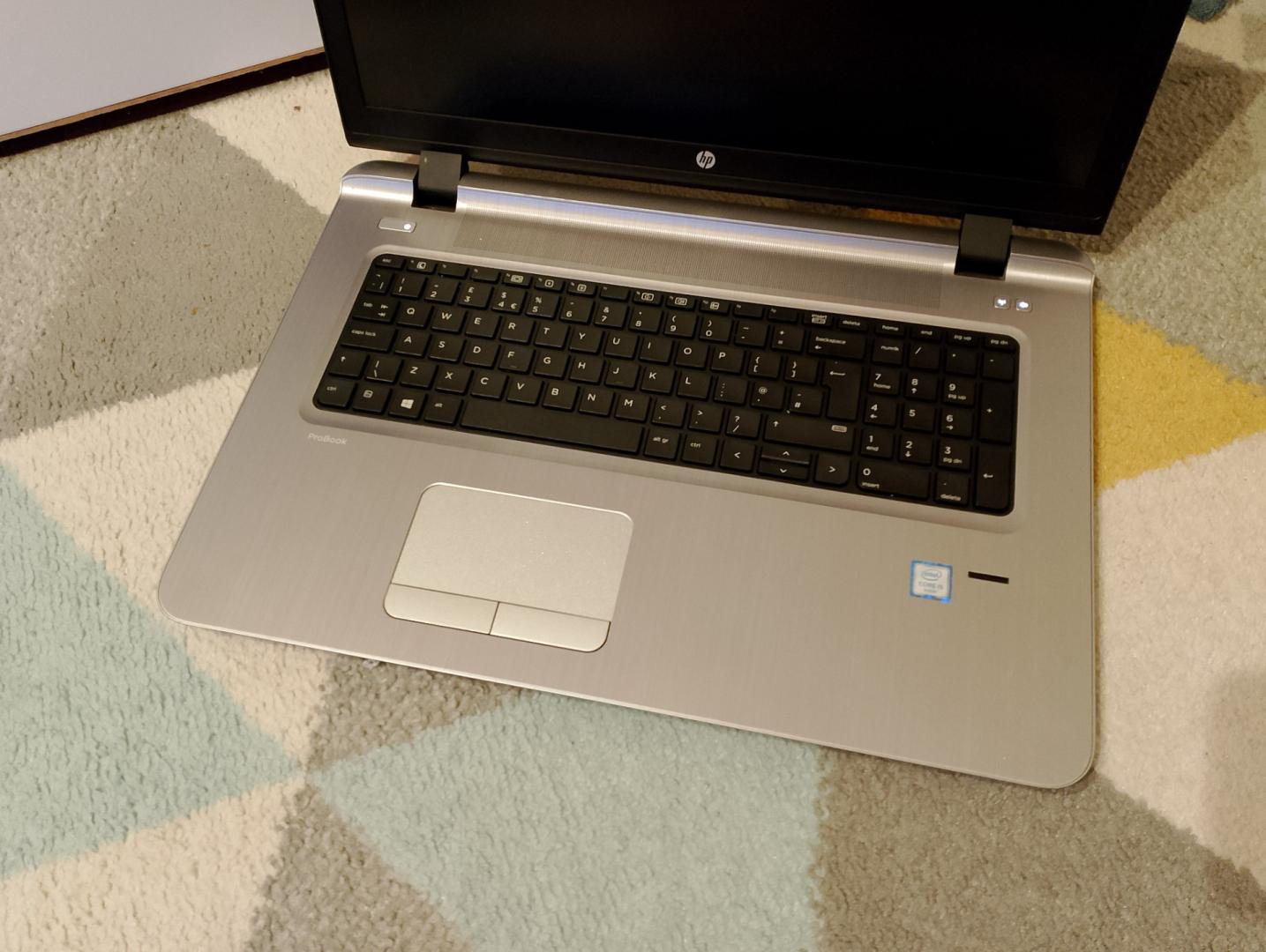 Duży laptop do pracy 17.3 cala FHD