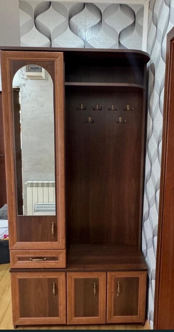 Szafka z lustrem do przedpokoju - stan  dobry