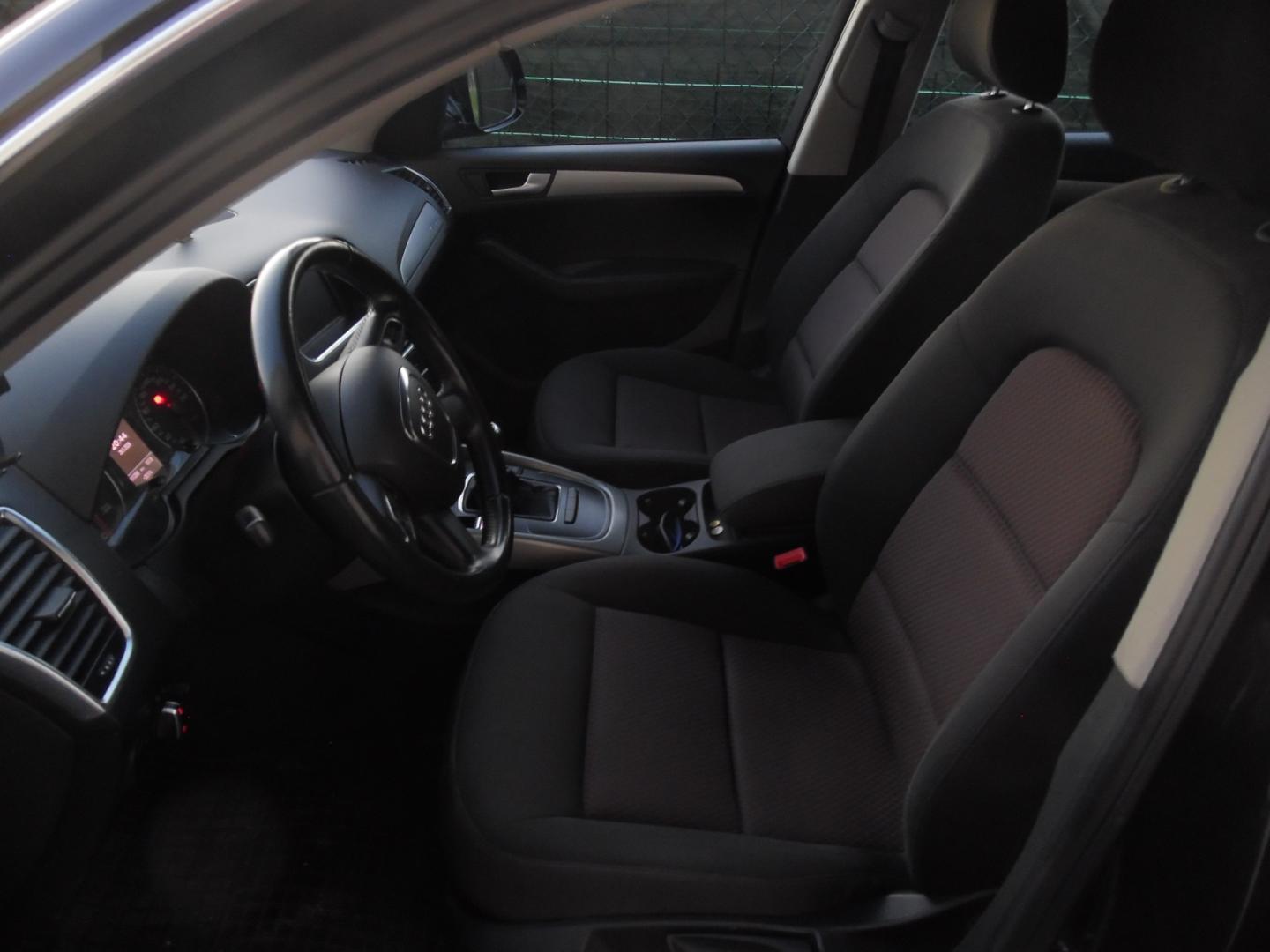 samochód osobowy Audi Q5