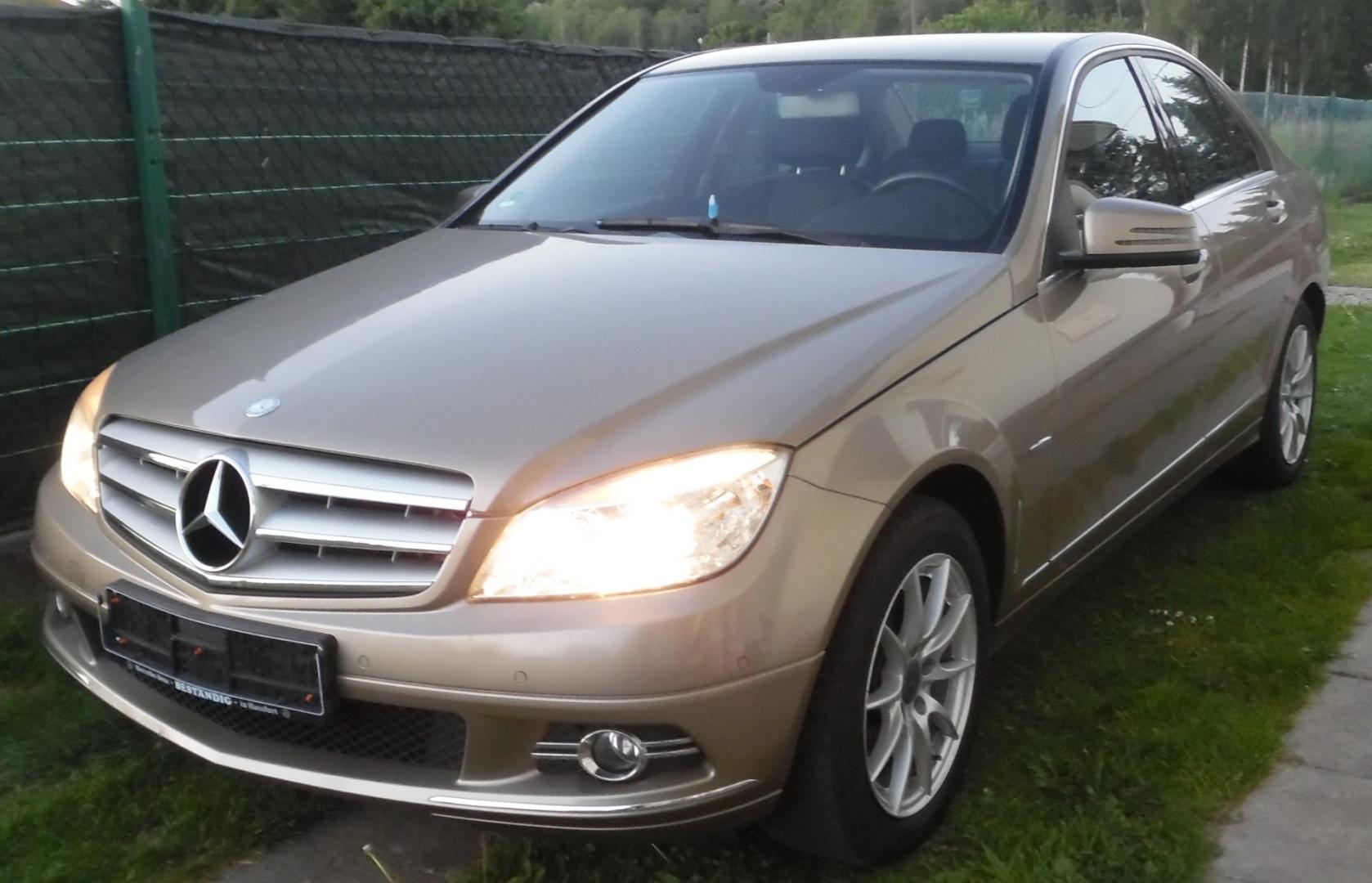 Samochód osobowy Mercedes 204