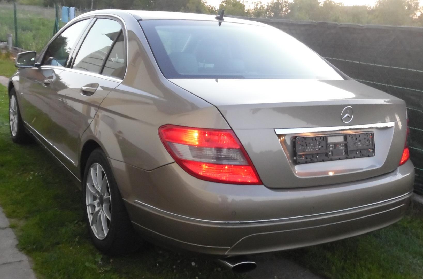 Samochód osobowy Mercedes 204