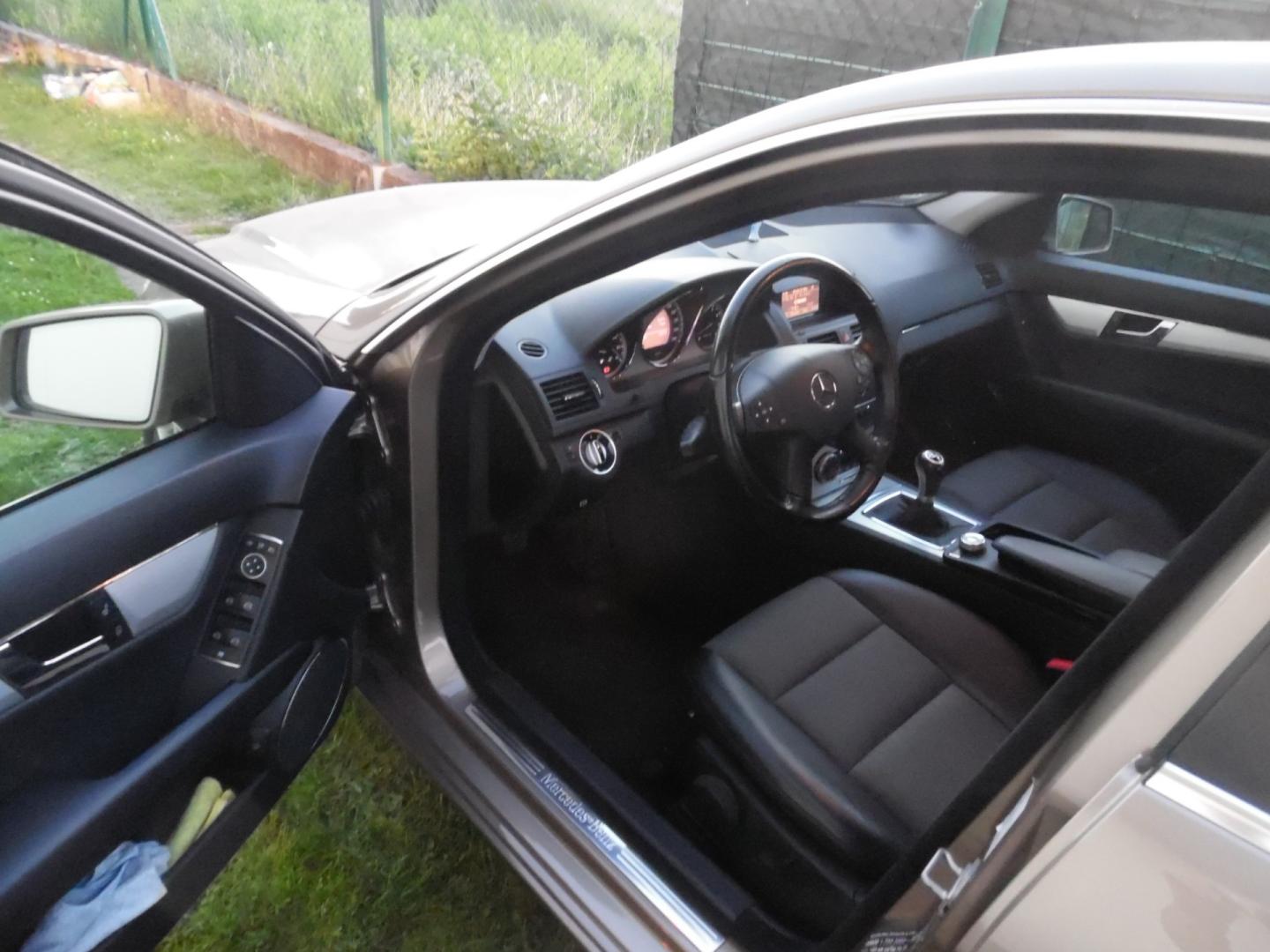Samochód osobowy Mercedes 204