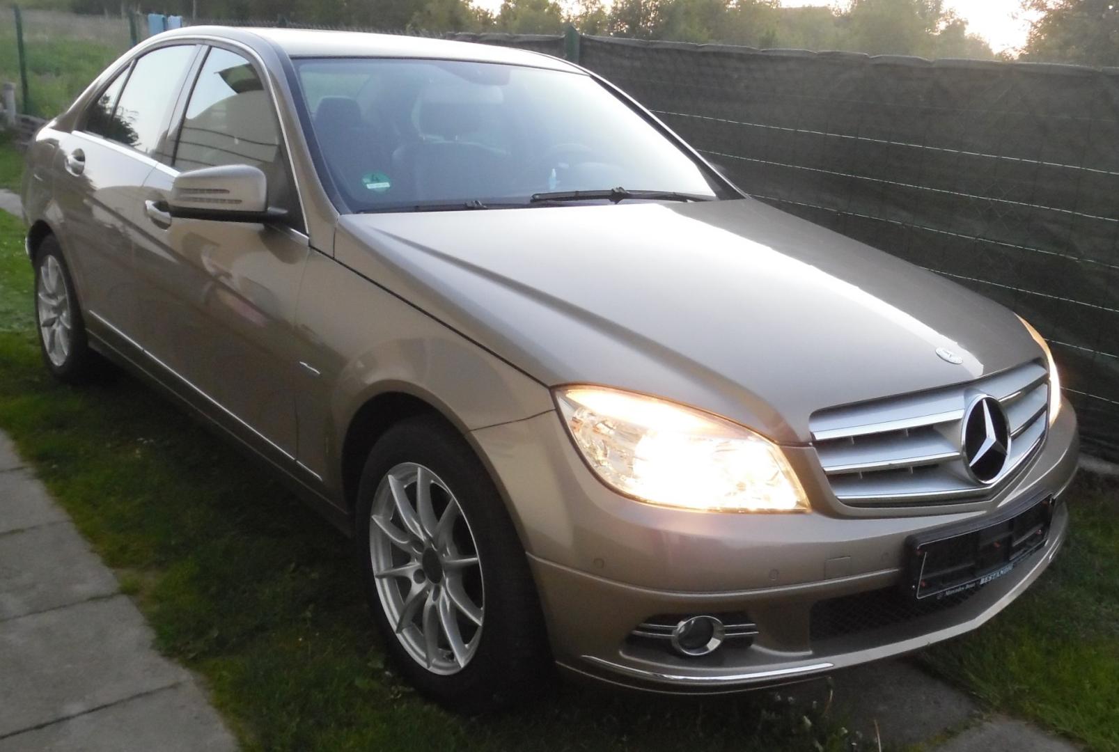 Samochód osobowy Mercedes 204