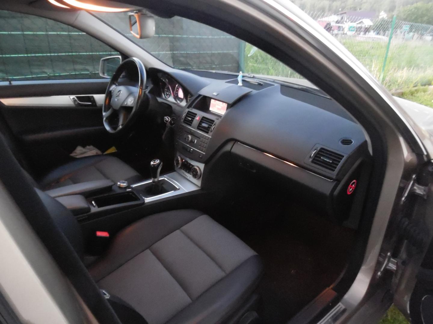 Samochód osobowy Mercedes 204