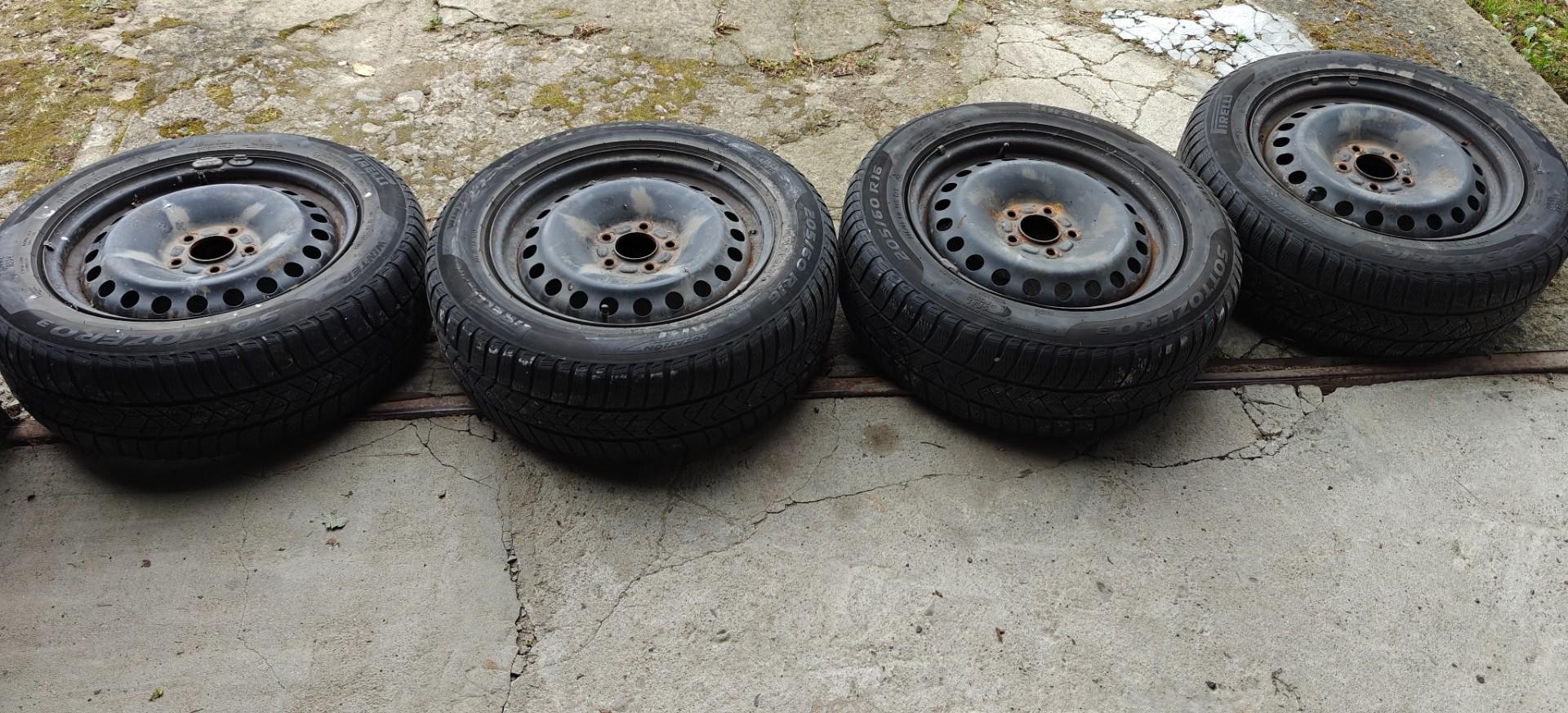 Felgi 16 z oponami zimowymi ford