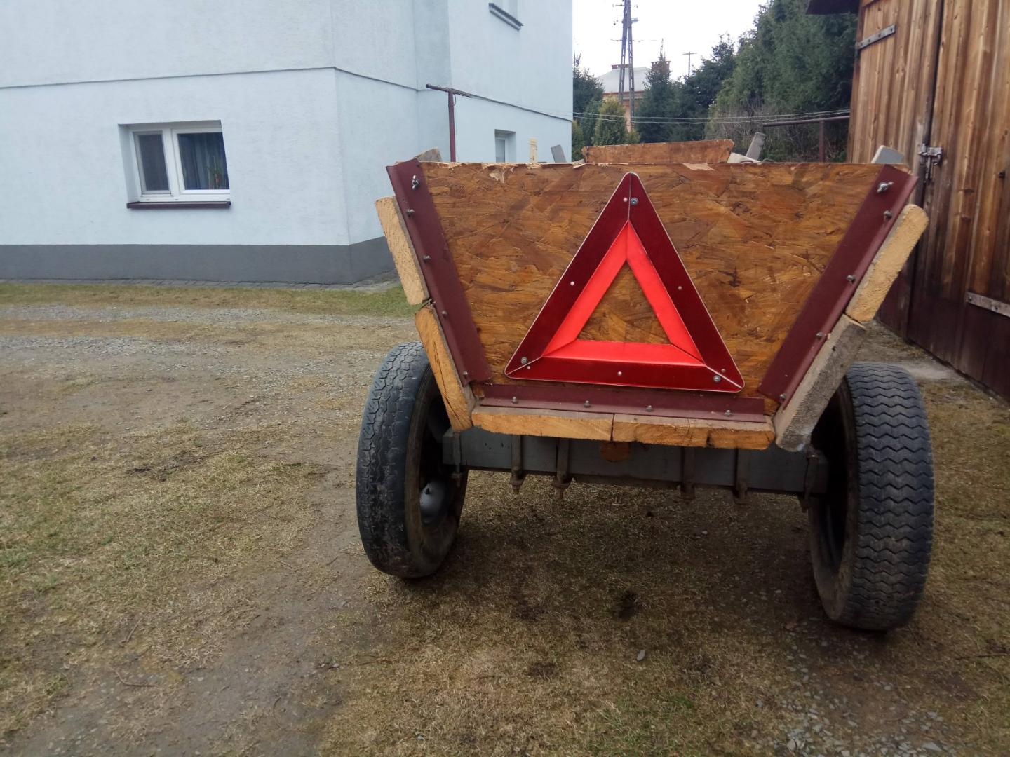 Przyczepa wód do ciągnika.