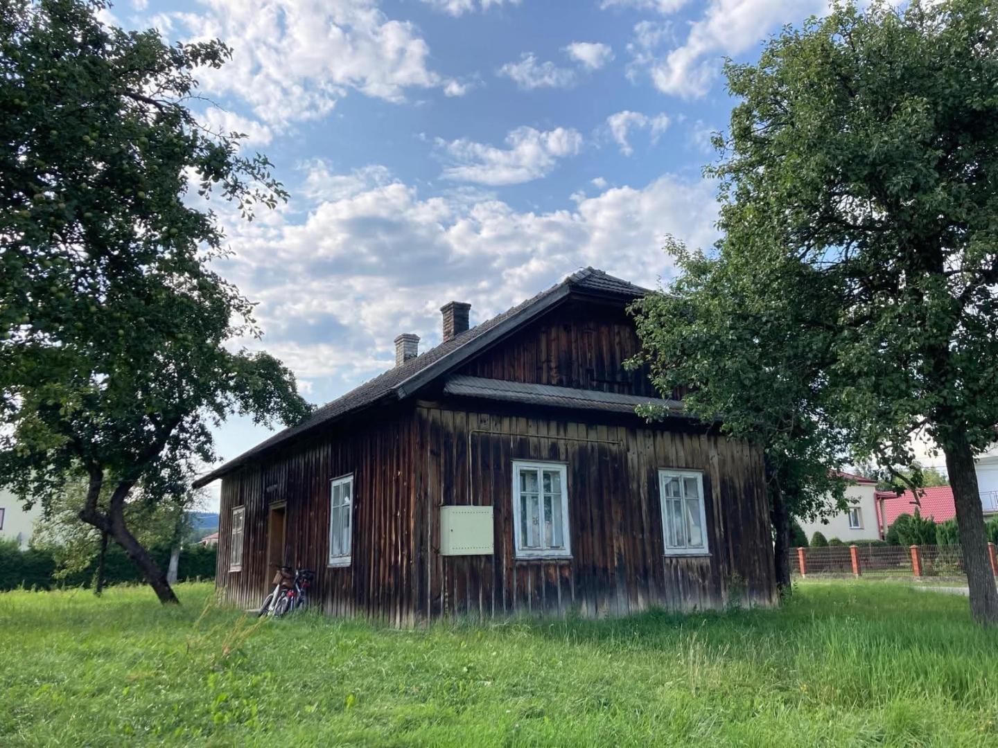 Pagórek, dom drewniany ze stodołą, działka 54ar, widok na Beskid Niski