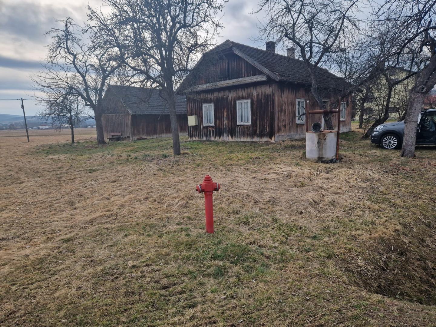 Pagórek, dom drewniany ze stodołą, działka 54ar, widok na Beskid Niski